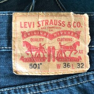 Men’s 501 jeans dark wash, perfect fabric texture
